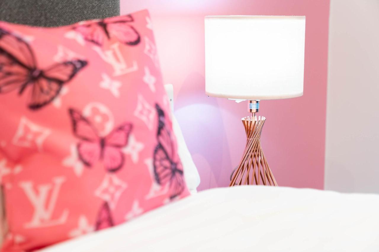 Maevela Apartments ☆ Pink Luxury Apartment With Balcony - Birmingham City Centre - 5 Min Walk From Bullring, Cube, Mailbox, New Street Station - Free Netflix & Wifi Eksteriør billede