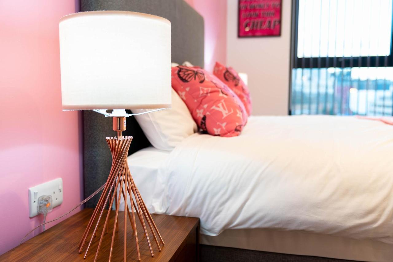 Maevela Apartments ☆ Pink Luxury Apartment With Balcony - Birmingham City Centre - 5 Min Walk From Bullring, Cube, Mailbox, New Street Station - Free Netflix & Wifi Eksteriør billede